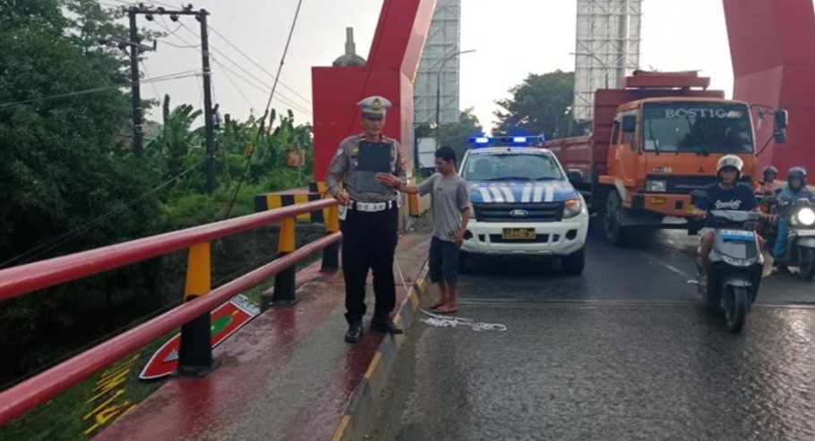 “Pemotor Tewas Usai Tabrakan dengan Truk Tangki LPG di Jembatan Kembar Gowa”