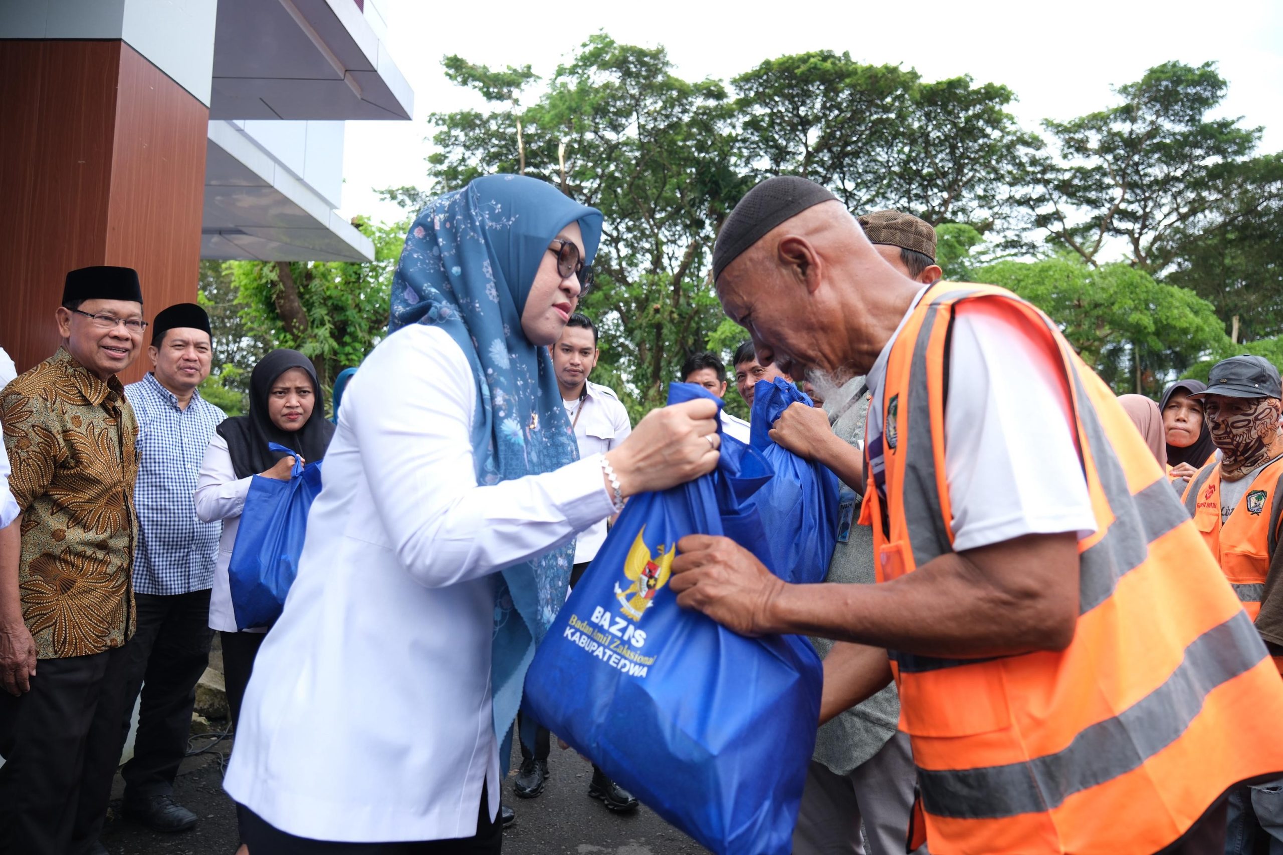 Pemkab Gowa-Baznas Salurkan Paket Lebaran untuk 716 Tenaga Outsourcing