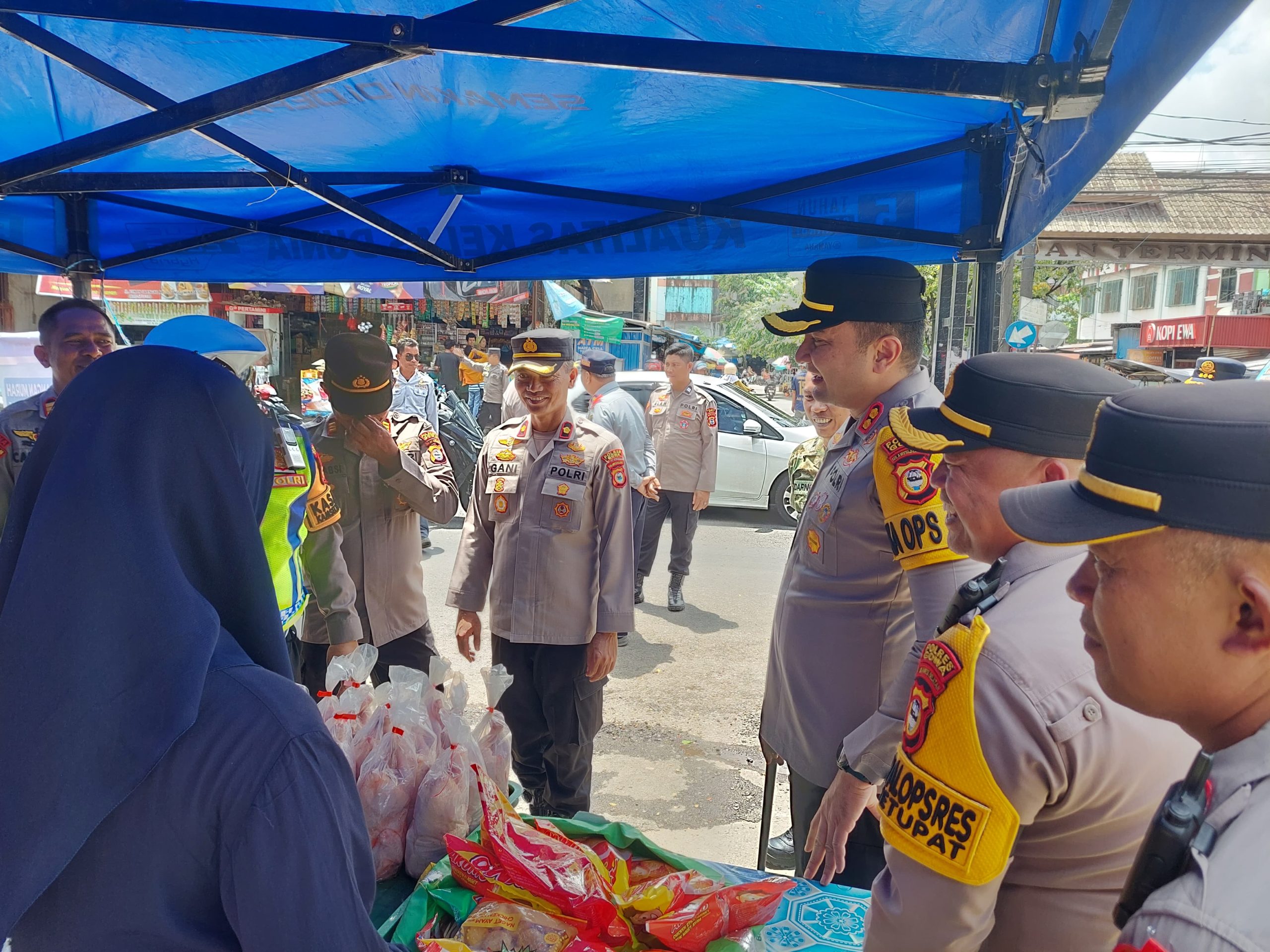 Hadirkan Bazar Pangan Murah di Pasar Minasamaupa,Polres Gowa Bantu Masyarakat