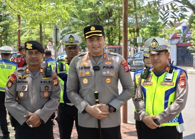 Sentuhan Kepedulian di Jalan Raya, Kapolres Gowa Kembali Bagikan Helm Gratis untuk Keselamatan Warga