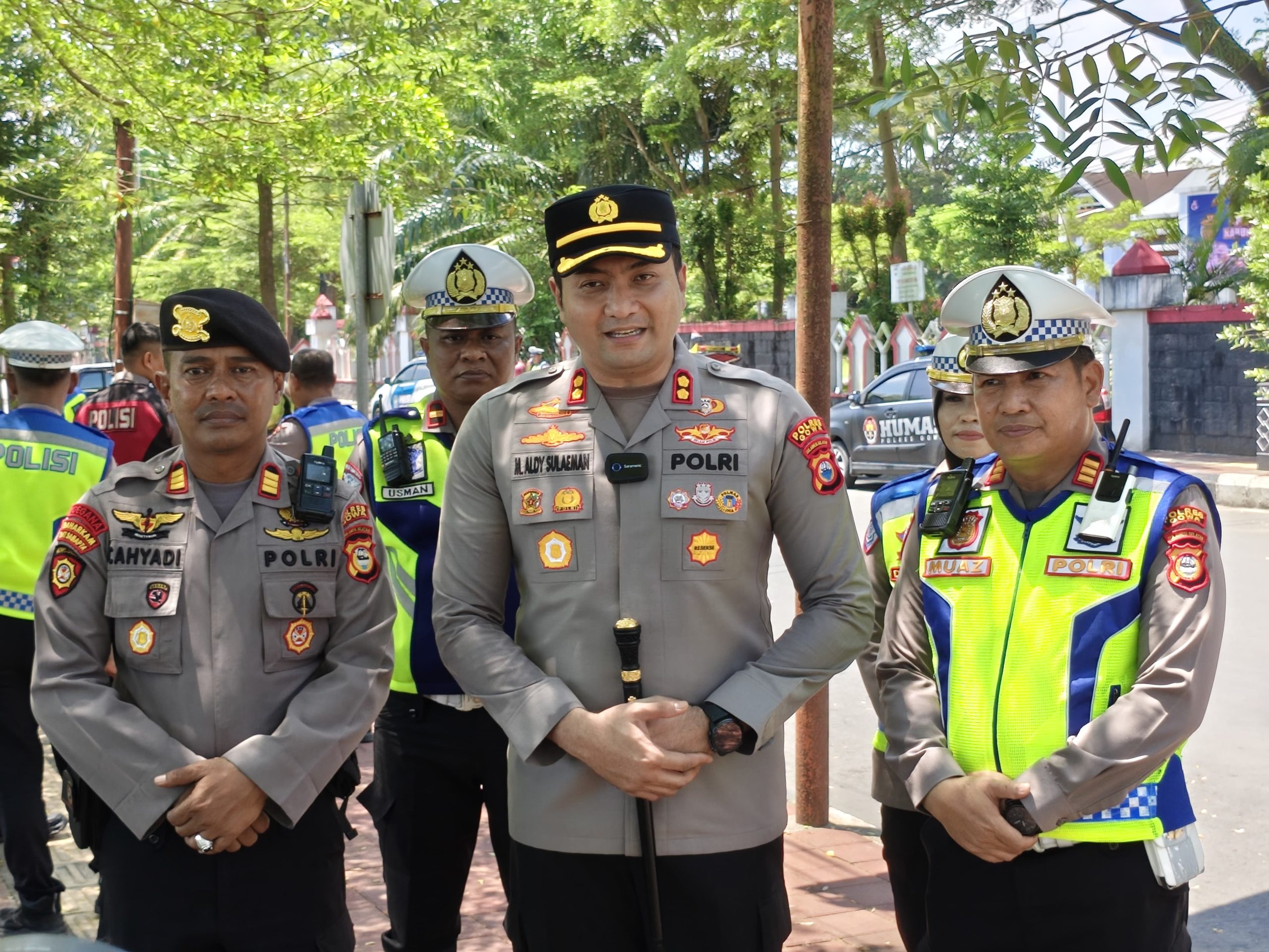 Sentuhan Kepedulian di Jalan Raya, Kapolres Gowa Kembali Bagikan Helm Gratis untuk Keselamatan Warga