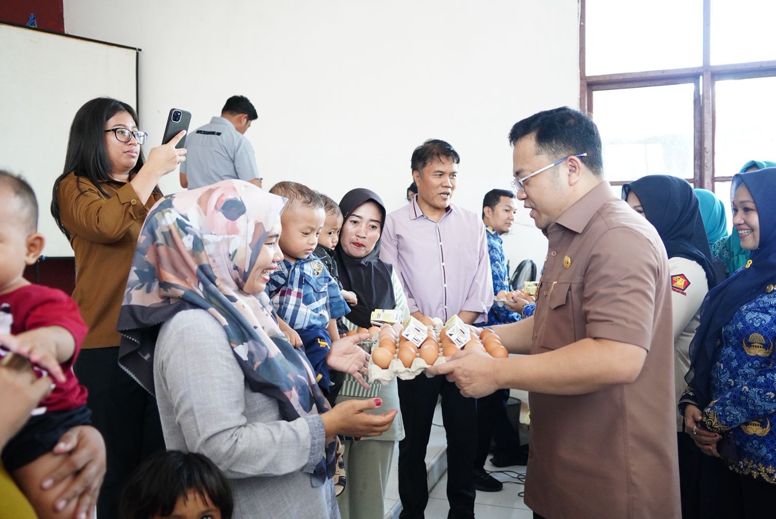 Wabup Gowa Salurkan 200 Paket Makanan Bergizi untuk Keluarga Berisiko Stunting di Bajeng
