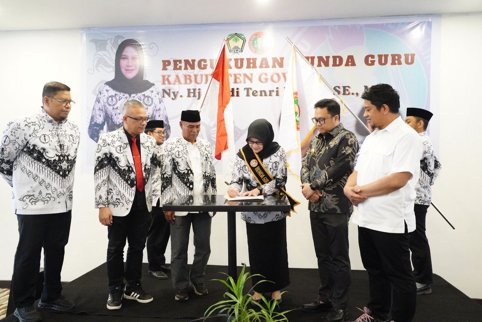 Pengukuhan Pertama di Sulsel, Wakil Bupati Gowa Siap Bersinergi dengan Bunda Guru Majukan Pendidikan