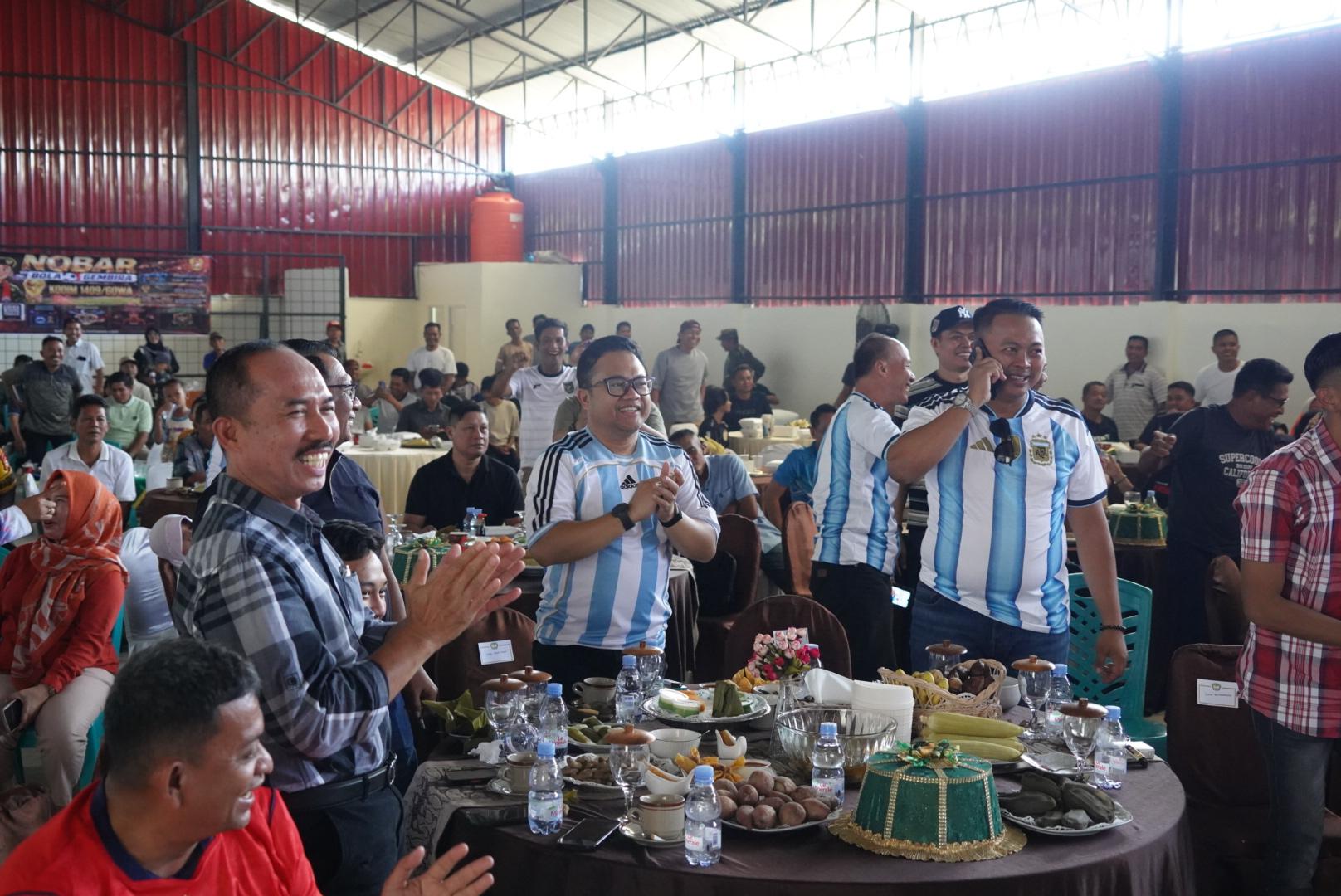 Bersama Jajaran TNI dan Warga, Wakil Bupati Gowa Nobar Piala Dunia di Desa